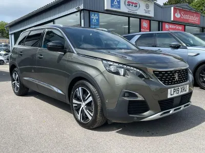 Usado Peugeot 5008 GT-line 130 HP (95 kW) 2019 Cinzento SUV