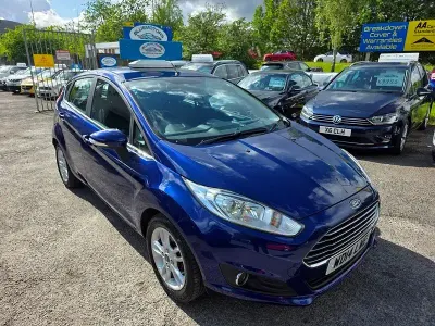 Używany Ford Fiesta Zetec 2014 Niebieski Hatchback