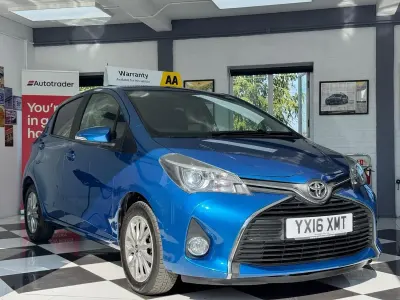 Used Toyota Yaris 99 HP (72 kW) 2016 Blue Hatchback