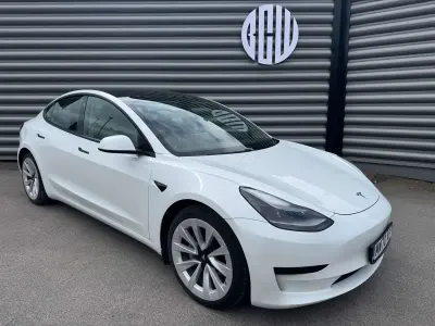 Używany Tesla Model 3 Standard Range 366 kW (498 KM) 2020 Biały Sedan/Limuzyna