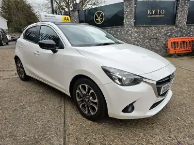 Begagnad Mazda 2 Inclusive 2015 Vit Halvkombi