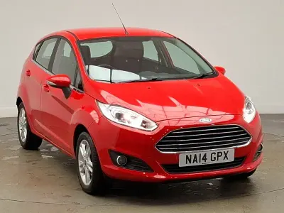Usado Ford Fiesta Zetec 82 CV (60 kW) 2014 Rojo Utilitario