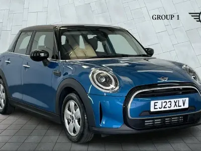 Używany Mini Cooper Classic 136 KM (100 kW) 2023 Niebieski Hatchback