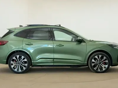 Usado Ford Kuga ST-Line X 183 HP (134 kW) 2025 Verde SUV