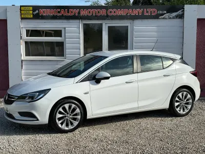 Used Vauxhall Astra Design Edition 105 HP (77 kW) 2017 White Hatchback