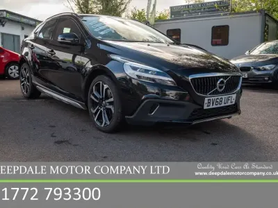 Begagnad Volvo V40 Pro 2018 Svart Halvkombi