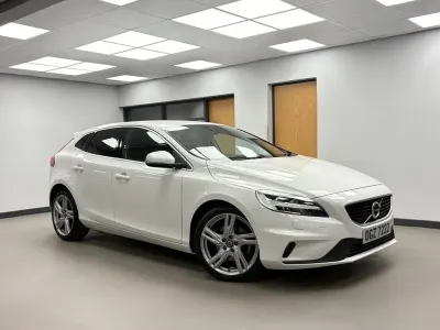 Gebraucht Volvo V40 R-Design Pro 152 PS (111 kW) 2017 Weiß Kleinwagen