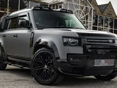 Usado Land Rover Defender SE Dynamic 249 HP (183 kW) 2023 Castanho SUV