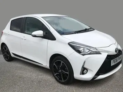 Usado Toyota Yaris Design 111 CV (81 kW) 2018 Blanco Utilitario