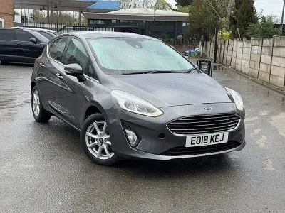 Usado Ford Fiesta Zetec 100 HP (73 kW) 2018 Cinzento Citadino