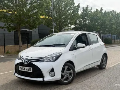 Used Toyota Yaris 100 HP (73 kW) 2015 White Hatchback