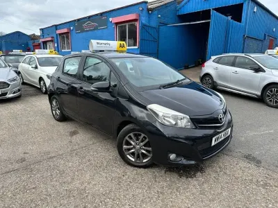 Begagnad Toyota Yaris 2014 Svart Halvkombi