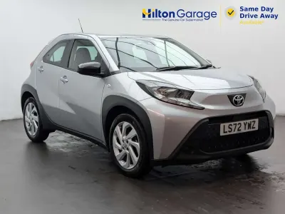Usado Toyota Aygo X X-pure 72 HP (52 kW) 2022 Prateado SUV