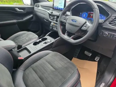 Usado Ford Kuga ST-Line X 222 HP (163 kW) 2022 Vermelho SUV