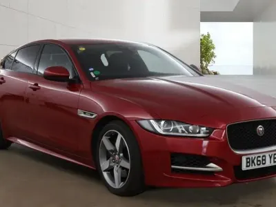Used Jaguar XE R-Sport 200 HP (147 kW) 2018 Red Sedan