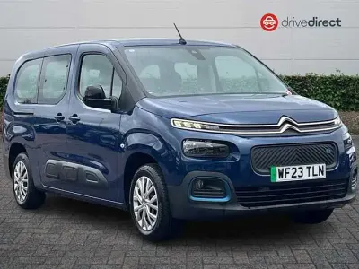 Begagnad Citroën e-Berlingo Feel 100 kW (136 HK) 2023 Blå Minibuss
