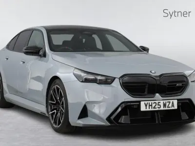 Begagnad BMW M5 Comfort Edition 717 HK (527 kW) 2025 Grå