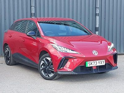 Begagnad MG MG4 EV SE 125 kW (170 HK) 2023 Röd Halvkombi