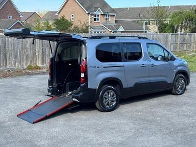 Begagnad Peugeot Rifter Allure 2023 Grå Minibuss