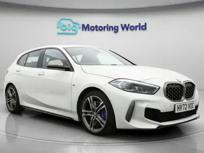 Begagnad BMW M135 M Sport 306 HK (225 kW) 2022 Vit Halvkombi