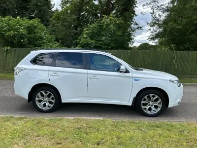 Używany Mitsubishi Outlander P-HEV 200 KM (147 kW) 2014 Biały SUV