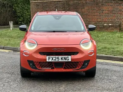 Usado Fiat 600 La Prima 134 HP (98 kW) 2025 Laranja Citadino