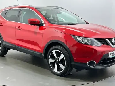 Used Nissan Qashqai N-Connecta 110 HP (80 kW) 2016 Red SUV