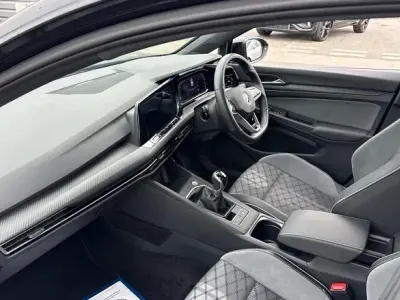 Second-hand VW Golf VIII R-line 150 CP (110 kW) 2022 Negru Hatchback