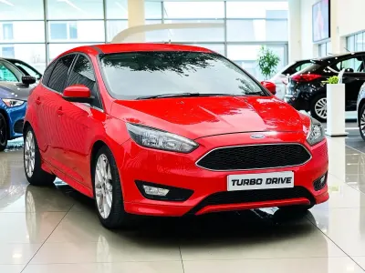 Used Ford Focus Zetec 125 HP (91 kW) 2015 Red Hatchback