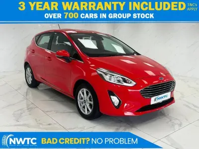 Begagnad Ford Fiesta Zetec 100 HK (73 kW) 2017 Röd Halvkombi