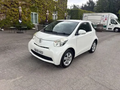 Used Toyota iQ 68 HP (50 kW) 2009 White Hatchback