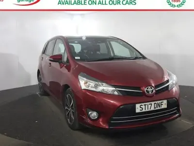 Usado Toyota Verso Design 112 HP (82 kW) 2017 Vermelho Monovolume
