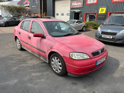 Used Vauxhall Astra Club 103 HP (75 kW) 2002 Red Hatchback
