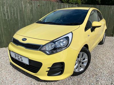 Begagnad Kia Rio 2015 Gul Halvkombi
