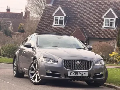 Usado Jaguar XJ Portfolio 300 HP (220 kW) 2018 Cinzento Sedan