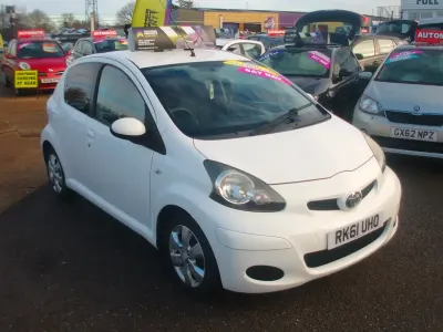Used Toyota Aygo 68 HP (50 kW) 2011 White Hatchback