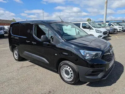 Begagnad Vauxhall Combo 100 HK (73 kW) 2023 Svart Minibuss