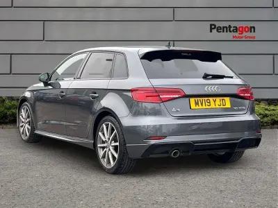 Usado Audi A3 Black Edition 113 HP (83 kW) 2019 Cinzento Sedan