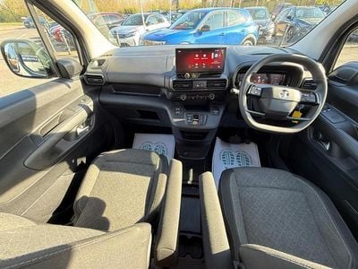 Second-hand Vauxhall Combo Design Edition 98 kW (134 CP) 2024 Albastru Monovolum