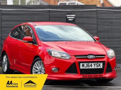 Begagnad Ford Focus Zetec 125 HK (91 kW) 2014 Röd Halvkombi