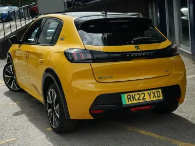Używany Peugeot e-208 Premium 100 kW (136 KM) 2022 Żółty Hatchback