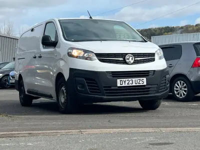 Second-hand Vauxhall Vivaro 100 CP (73 kW) 2023 Alb Monovolum