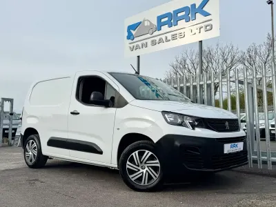 Begagnad Peugeot Partner Premium 2023 Vit Minibuss