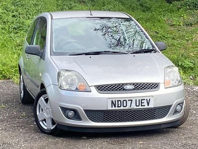 Begagnad Ford Fiesta Zetec 2007 Silver Halvkombi