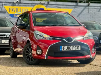 Used Toyota Yaris 99 HP (72 kW) 2016 Red Hatchback