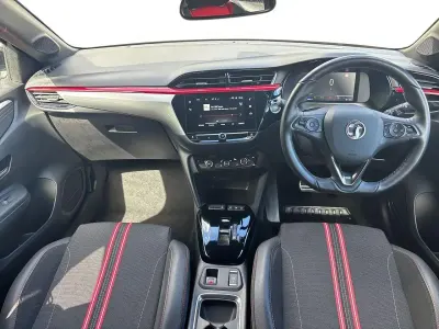 Begagnad Vauxhall Corsa-e SRi 98 kW (134 HK) 2022 Vit Halvkombi