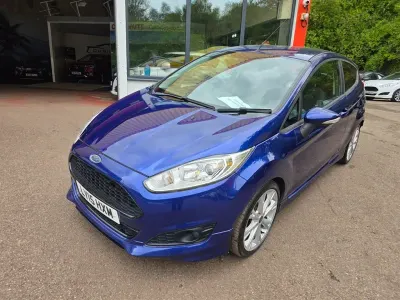 Używany Ford Fiesta Zetec 125 KM (91 kW) 2015 Niebieski Hatchback