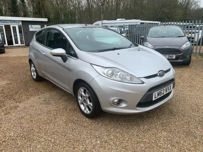Usado Ford Fiesta Zetec 82 HP (60 kW) 2012 Prateado Citadino