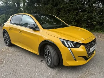 Używany Peugeot e-208 Premium 100 kW (136 KM) 2022 Żółty Hatchback