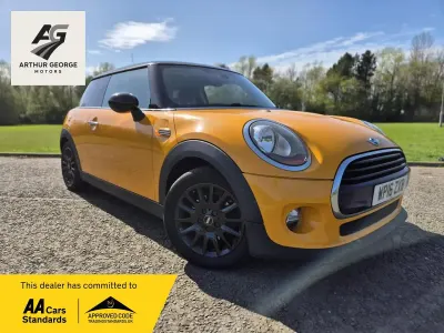 Usado Mini Cooper Hatch 136 CV (100 kW) 2016 Naranja Utilitario